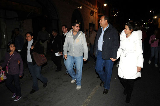 El gobernador Rubén Moreira y su esposa Alma Carolina Viggiano recorren la Calle de Victoria