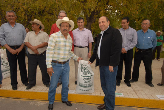 En gira de trabajo por el norte del estado, el gobernador Rubén Moreira entrega apoyos a campesinos para enfrentar la sequía 