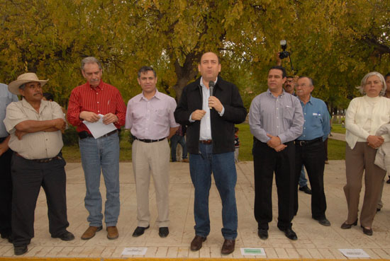 En gira de trabajo por el norte del estado, el gobernador Rubén Moreira entrega apoyos a campesinos para enfrentar la sequía 