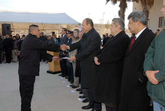 Encabeza el Gobernador Rubén Moreira ceremonia de graduación de cadetes, y entrega unidades y equipo táctico a cuerpos policiales 