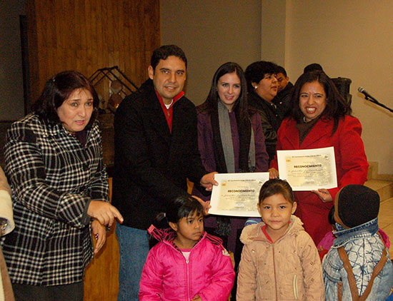 Encienden Antonio y Anateresa Villaseñor pino navideño en Casa de la Cultura