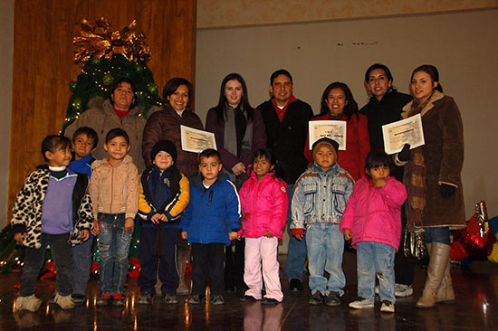 Encienden Antonio y Anateresa Villaseñor pino navideño en Casa de la Cultura