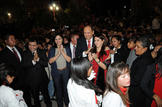 Encienden la Navidad en Torreón el gobernador Rubén Moreira y su esposa