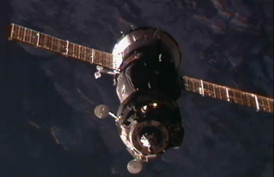 Pie de foto: photographed from the ISS, the Soyuz TMA-03M spacecraft on its final approach to dock.