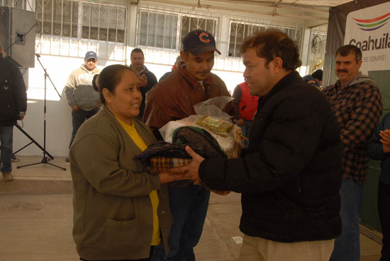 Llega “Cálida Sonrisa” hasta el Semidesierto de Coahuila; se entregan beneficios a familias de boquillas del Carmen