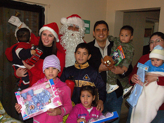 Llevan Antonio y Anateresa Nerio alegría y regalos a niños de Casa Hogar