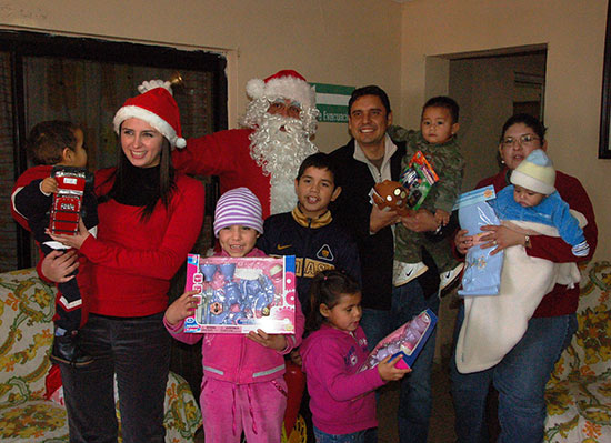 Llevan Antonio y Anateresa Nerio alegría y regalos a niños de Casa Hogar