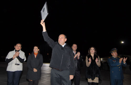 Piedras Negras recibe la certificación del Récord Guinnes por tener la bandera izada más grande del mundo