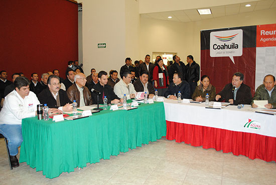 Realiza el gobernador Rubén Moreira intensa gira de trabajo por Acuña 