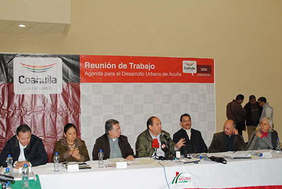 Realiza el gobernador Rubén Moreira intensa gira de trabajo por Acuña 