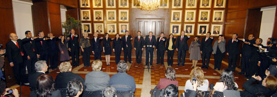 Rinden protesta integrantes del Gabinete de la Administración 2011-2017 ante el gobernador Rubén Moreira 