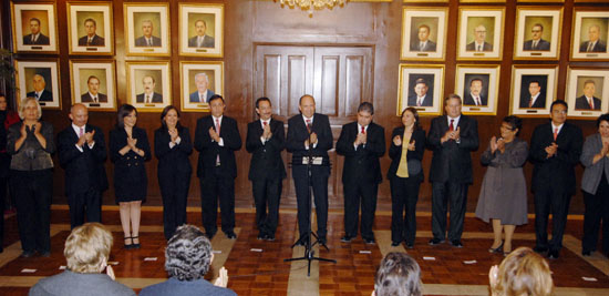 Rinden protesta integrantes del Gabinete de la Administración 2011-2017 ante el gobernador Rubén Moreira 