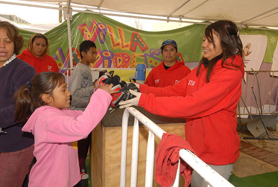 Se dibujan sonrisas en más de 20 mil personas con las pistas de hielo en Saltillo y Torreón