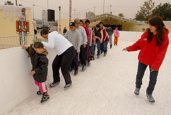 Se dibujan sonrisas en más de 20 mil personas con las pistas de hielo en Saltillo y Torreón