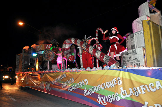 Une Magno Desfile Navideño a más de 10 mil nigropetenses