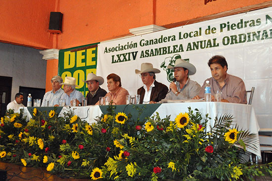 Asiste alcalde Oscar López a Asamblea de Unión Ganadera Local