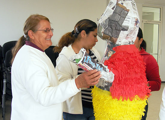 Continúa curso de piñatería en el Departamento de la Mujer y la Familia