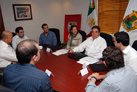 El gobernador Jorge Torres y su esposa firman donación de terreno para construcción de Villa Mágica de la Asociación “Dr. Sonrisas”