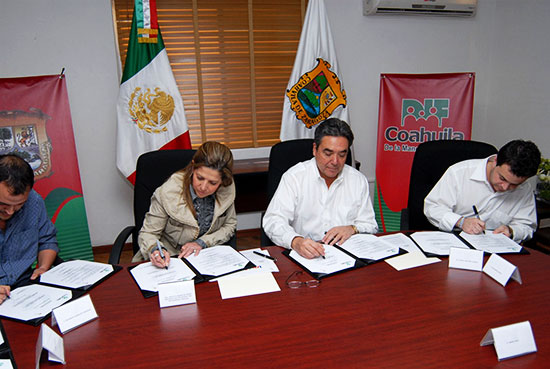 El gobernador Jorge Torres y su esposa firman donación de terreno para construcción de Villa Mágica de la Asociación “Dr. Sonrisas”