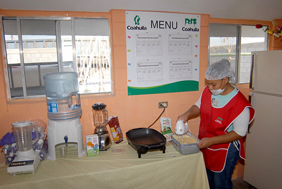 El gobernador Jorge Torres y su esposa Carlota Llaguno fortalecen el programa de desayunos calientes y fríos