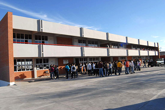 Estrenan estudiantes del CECyTEC Saltillo, nuevas instalaciones impulsadas por el gobernador Jorge Torres