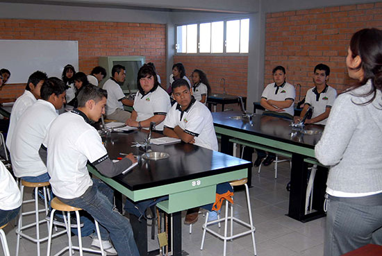 Estrenan estudiantes del CECyTEC Saltillo, nuevas instalaciones impulsadas por el gobernador Jorge Torres
