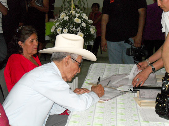 Formalizan su unión, gracias al programa de matrimonios colectivos del DIF Coahuila