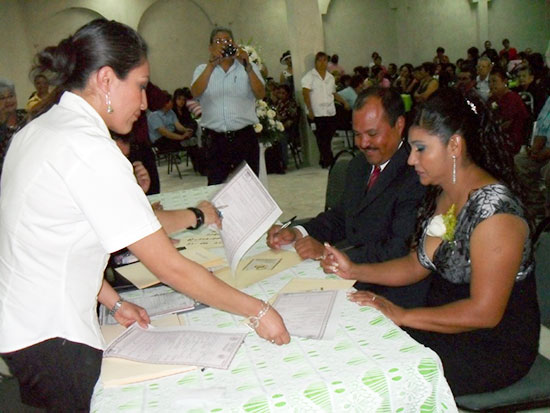 Formalizan su unión, gracias al programa de matrimonios colectivos del DIF Coahuila