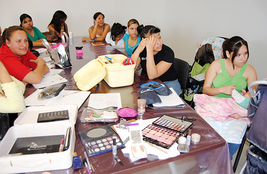 Imparte el Sistema DIF Acuña talleres de maquillaje y piñateria