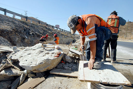 La construcción del talud sobre la carretera Saltillo-Ramos Arizpe, está en fase de cimentación