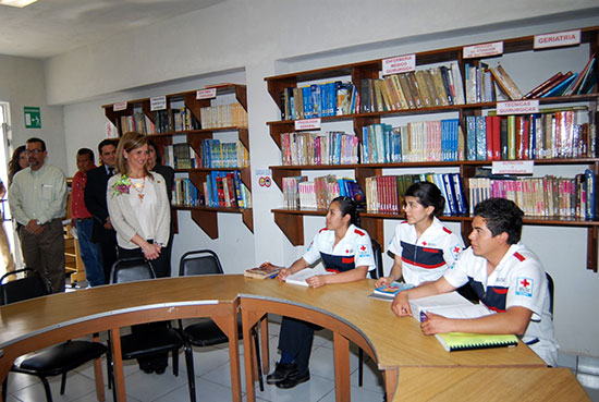 La señora Carlota Llaguno de Torres visitó la Cruz Roja delegación Monclova