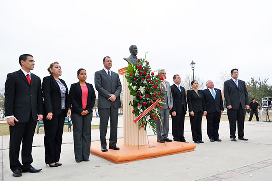 Montan autoridades municipales y educativas guardia de honor en memoria de Francisco I. Madero
