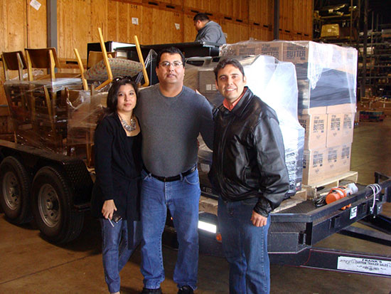 Recibe Antonio Nerio apoyo mobiliario de empresarios texanos