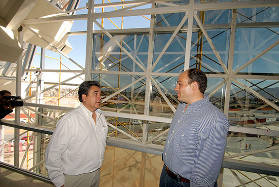 Recorre el gobernador Jorge Torres construcción del Biblioparque en Saltillo