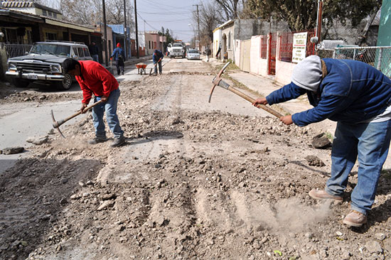 Supervisan trabajos de rehabilitación  de la carpeta asfáltica en la Calle Jiménez