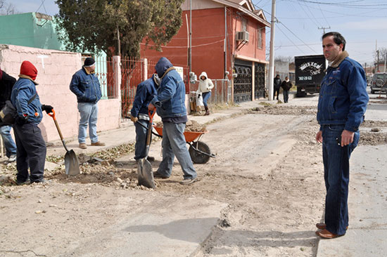 Supervisan trabajos de rehabilitación  de la carpeta asfáltica en la Calle Jiménez