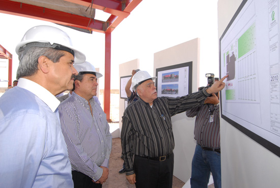 El gobernador del estado y el secretario de salud supervisan obras del hospital de Torreón 