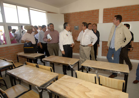 El gobernador Jorge Torres y el titular de Sedesol Federal supervisan construcción de la colonia Maseca en Nueva Rosita 