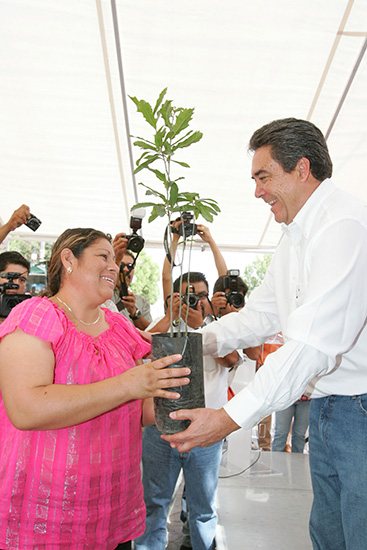 El gobernador Jorge Torres y su esposa, señora Carlota Llaguno de Torres encabezan Macrobrigada en Guerrero