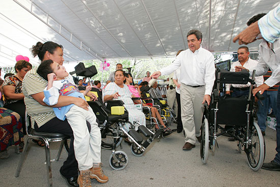 El gobierno de Jorge Torres apoyará a 100 niños con parálisis cerebral con sillas de ruedas especiales