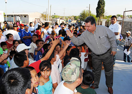 Entrega el alcalde Alberto Aguirre Villarreal plaza pública en la Colonia Division del Norte