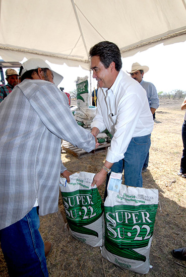 Entrega el gobernador Jorge Torres López apoyos para la gente del campo de Guerrero