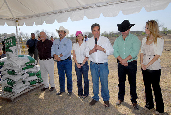 Entrega el gobernador Jorge Torres López apoyos para la gente del campo de Guerrero