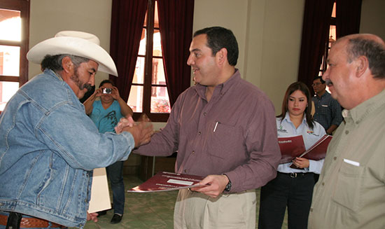 Entrega el secretario de Desarrollo Social del estado escrituras a gente del área rural de Arteaga