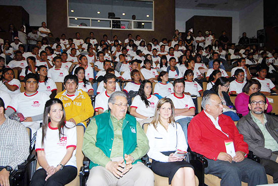 La señora Carlota Llaguno de Torres inició el programa “Jóvenes Voluntarios al Servicio”
