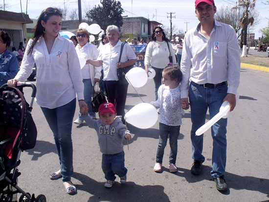 Participan Antonio y Anateresa Nerio en marcha del Día de la Familia