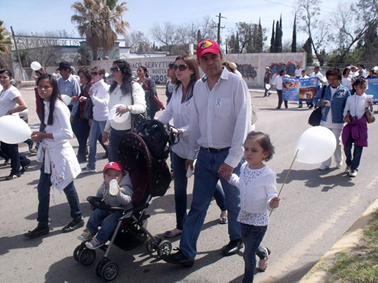 Participan Antonio y Anateresa Nerio en marcha del Día de la Familia