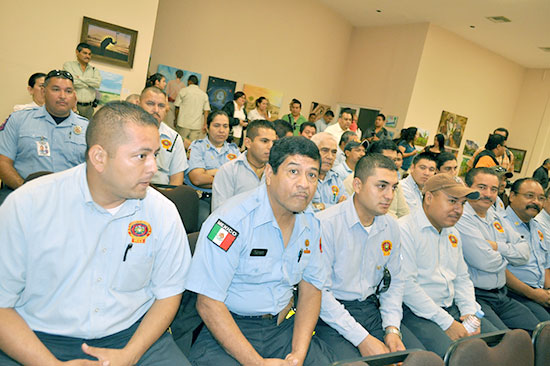 Reciben elementos de bomberos  cursos de liderazgo, dinámica personal y superación personal