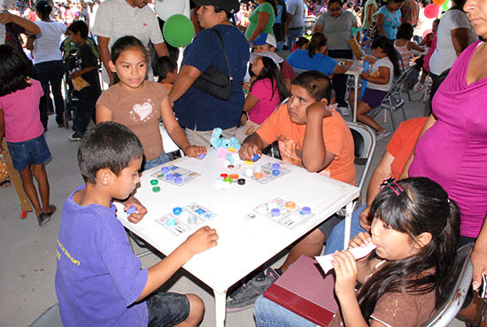 Acuden miles de menores acuñenses a Feria del Niño