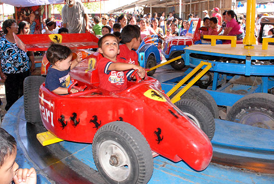 Acuden miles de menores acuñenses a Feria del Niño